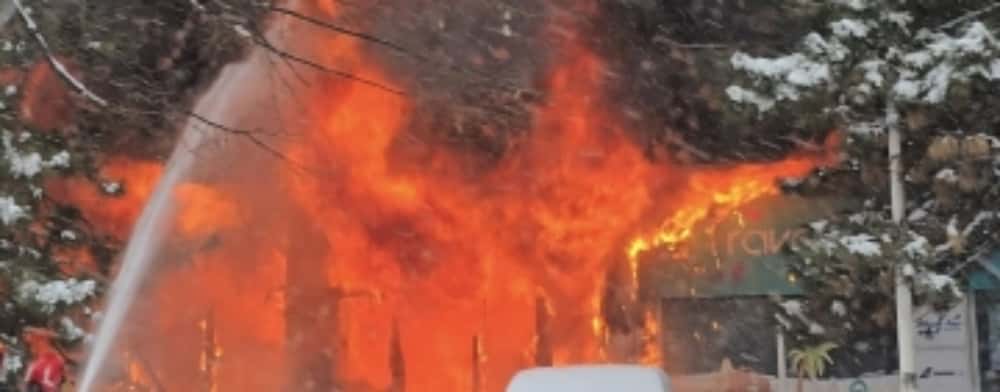 Incendiu la un spațiu comercial, la parterul unui bloc de pe Bulevardul Republicii