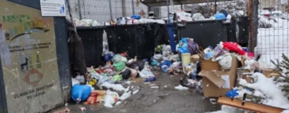 CNSC a respins cererea de suspendare a procedurii de achiziție organizată de Primăria Ploiești pentru deșeurile de la populație. Între timp, munți de gunoaie se adună pe platformele din oraș