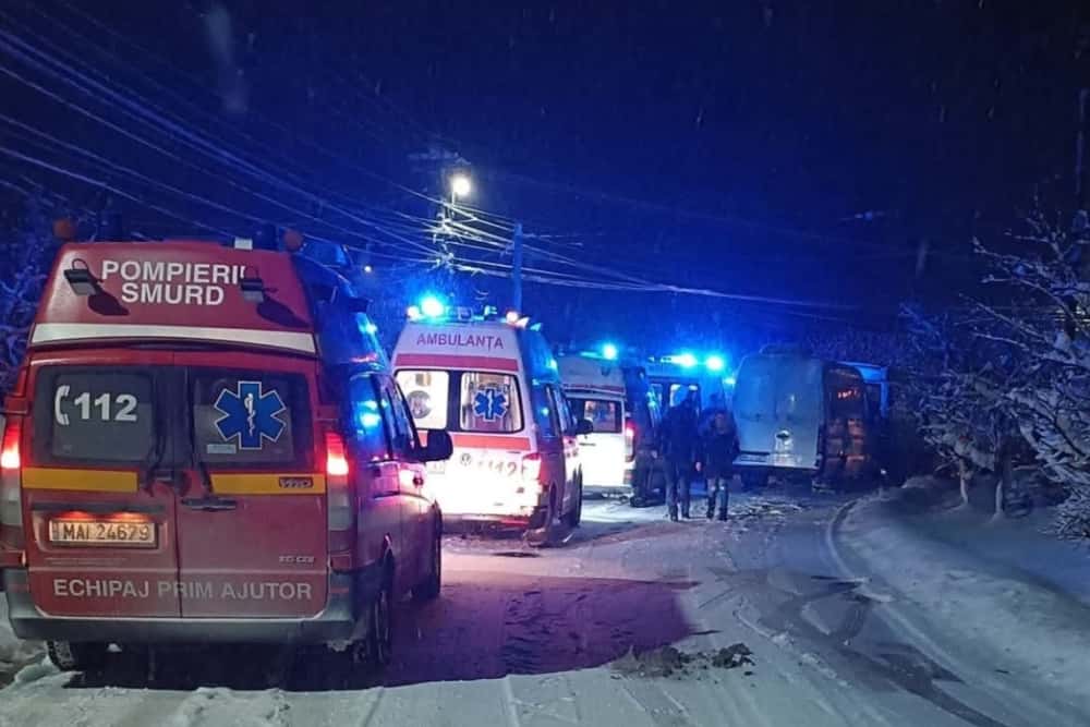 12 persoane au ajuns la spital, noaptea trecută, după un accident între două microbuze și un TIR, produs în Ariceștii Rahtivani 