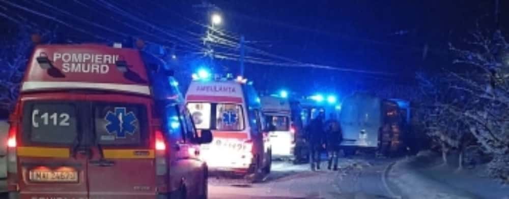 12 persoane au ajuns la spital, noaptea trecută, după un accident între două microbuze și un TIR, produs în Ariceștii Rahtivani 