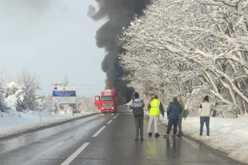 Un trailer care transporta autovehicule a luat foc pe DN72. Circulația este întreruptă în zona I.L. Caragiale