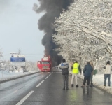 Un trailer care transporta autovehicule a luat foc pe DN72. Circulația este întreruptă în zona I.L. Caragiale