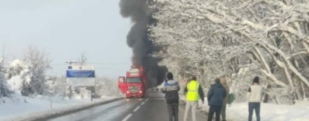 Un trailer care transporta autovehicule a luat foc pe DN72. Circulația este întreruptă în zona I.L. Caragiale