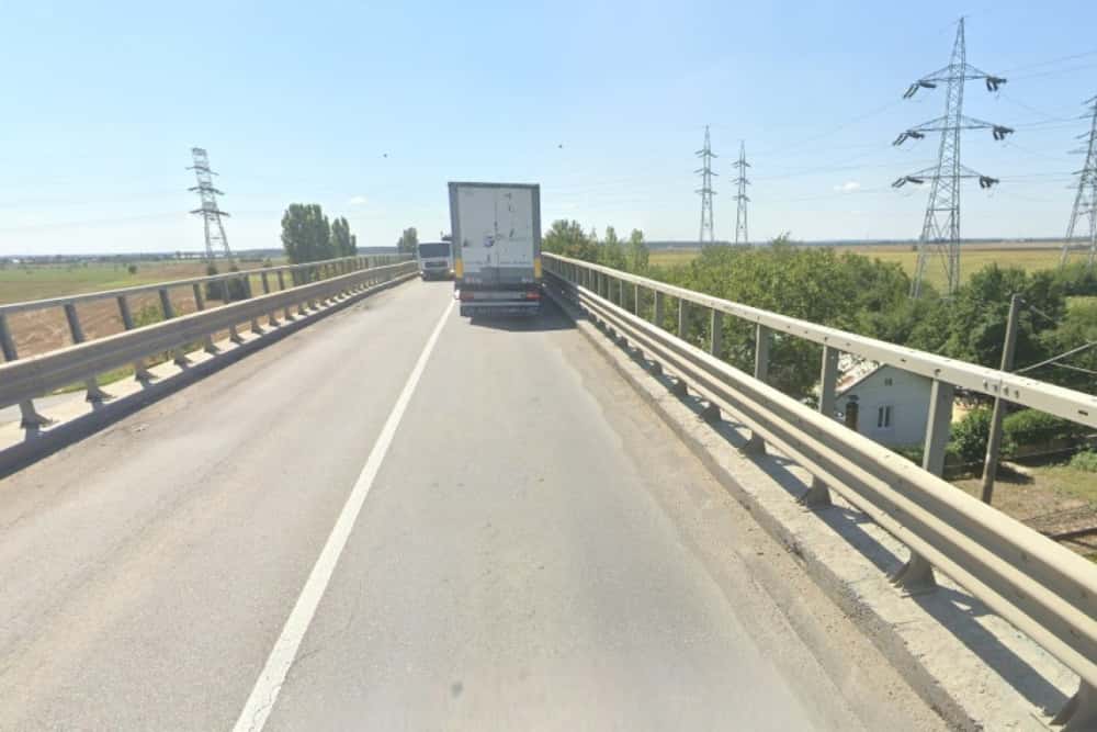 Pasajul de pe Centura de Est a Ploieștiului va intra în reparații. Acum șase ani, bucăți din acesta s-au prăbușit peste calea ferată Ploiești - Buzău