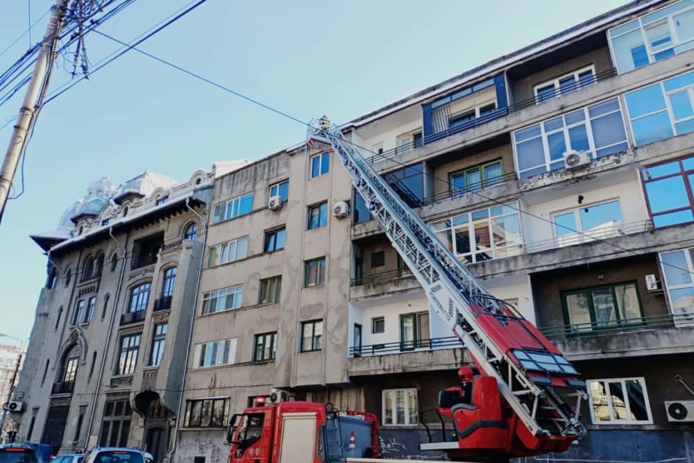 Pompierii prahoveni au îndepărtat țurțurii periculoși, în mai multe zone din Ploiești