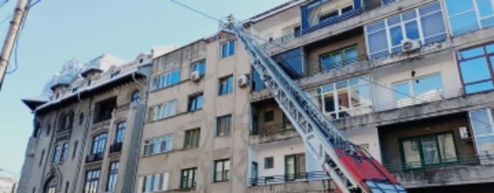 Pompierii prahoveni au îndepărtat țurțurii periculoși, în mai multe zone din Ploiești