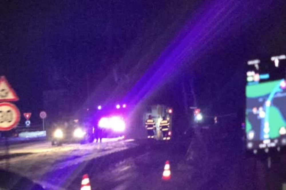 Un TIR s-a răsturnat pe DN1, în zona Cornu de Jos. Trafic restricționat
