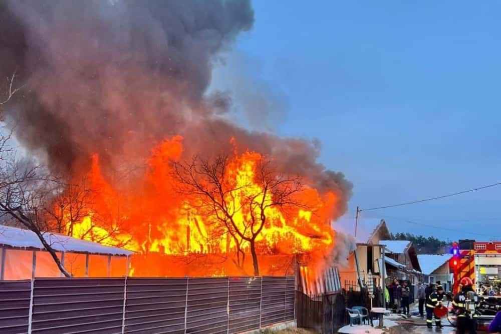 O casă din Scorțeni a fost mistuită de flăcări, vineri seară. Patru autospeciale de pompieri au intervenit pentru stingerea incendiului
