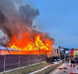 O casă din Scorțeni a fost mistuită de flăcări, vineri seară. Patru autospeciale de pompieri au intervenit pentru stingerea incendiului