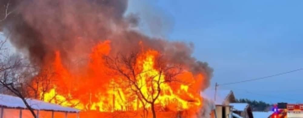 O casă din Scorțeni a fost mistuită de flăcări, vineri seară. Patru autospeciale de pompieri au intervenit pentru stingerea incendiului