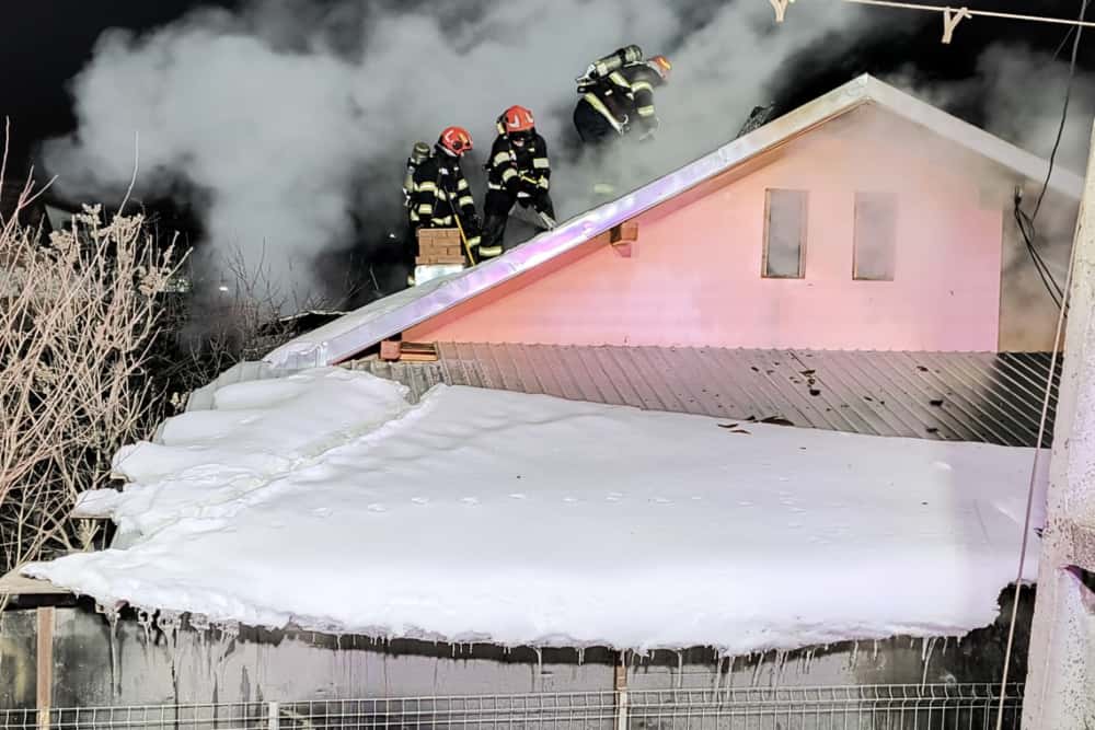 Blejoi/ Patru autospeciale de pompieri au intervenit pentru stingerea unui incendiu care a cuprins o casă