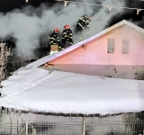 Blejoi/ Patru autospeciale de pompieri au intervenit pentru stingerea unui incendiu care a cuprins o casă