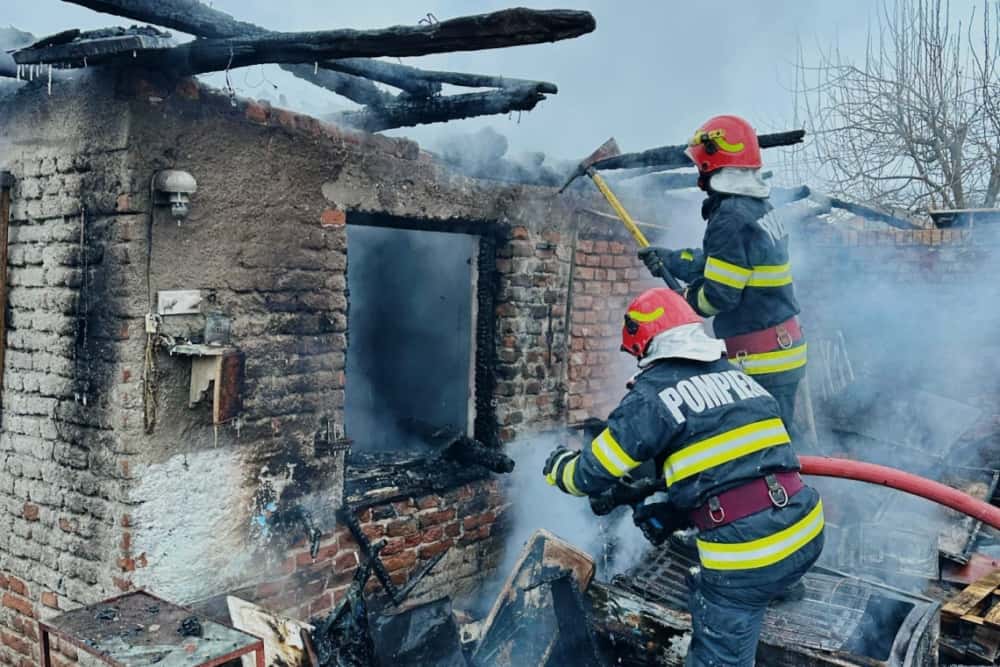O casă din Bănești a fost mistuită de flăcări, noaptea trecută. O bătrână - transportată la spital