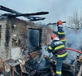 O casă din Bănești a fost mistuită de flăcări, noaptea trecută. O bătrână - transportată la spital