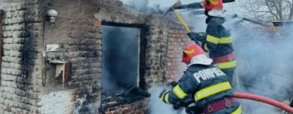 O casă din Bănești a fost mistuită de flăcări, noaptea trecută. O bătrână - transportată la spital