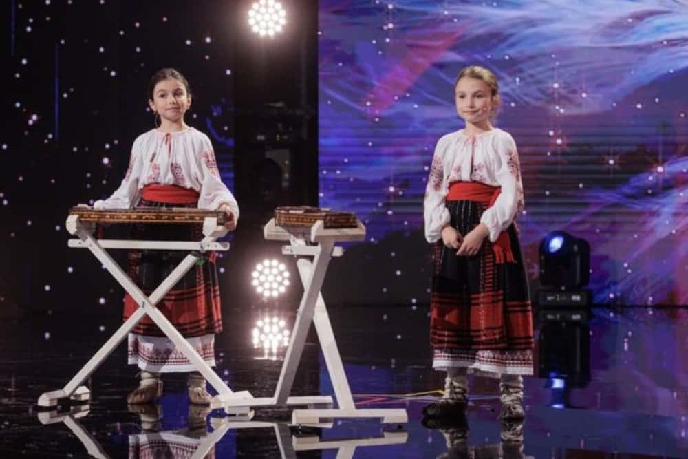 Două surori din Filipeștii de Pădure au cântat o melodie dedicată echipei Petrolul, la ”Românii au talent”!