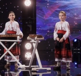 Două surori din Filipeștii de Pădure au cântat o melodie dedicată echipei Petrolul, la ”Românii au talent”!