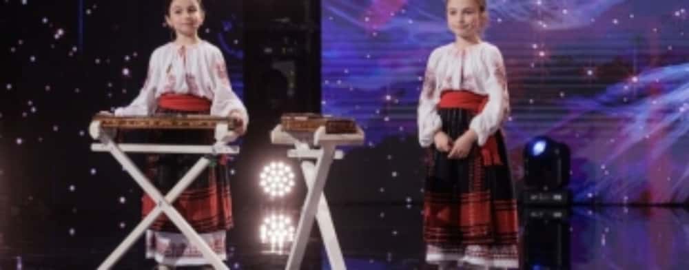 Două surori din Filipeștii de Pădure au cântat o melodie dedicată echipei Petrolul, la ”Românii au talent”!