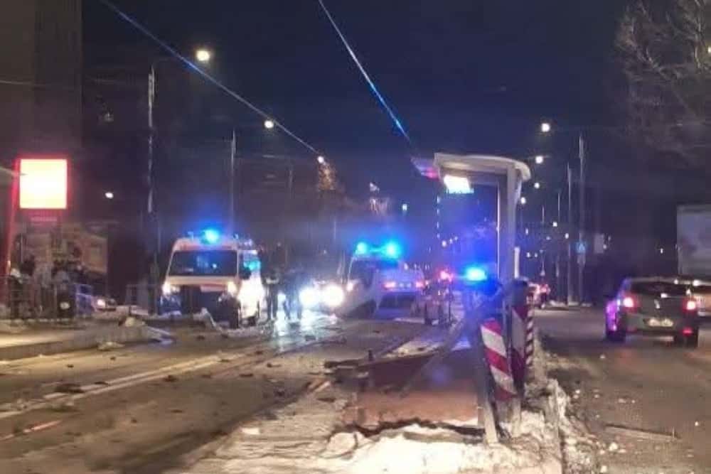 Ploiești/ Refugiu de tramvai, distrus noaptea trecută de un autoturism care s-a și răsturnat pe Șoseaua Vestului