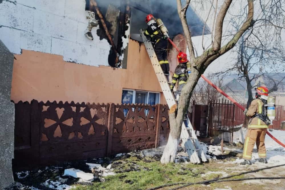 O casă din Lipănești a luat foc, luni dimineață, din cauza coșului de fum