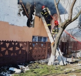 O casă din Lipănești a luat foc, luni dimineață, din cauza coșului de fum