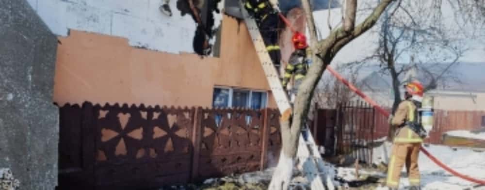 O casă din Lipănești a luat foc, luni dimineață, din cauza coșului de fum