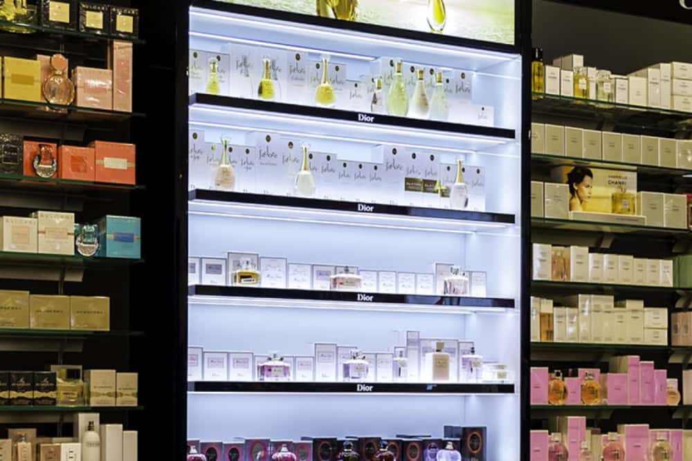 Doi tineri din Ploiești au vrut să fure parfumuri scumpe de Dragobete, dar s-au ales cu dosar penal