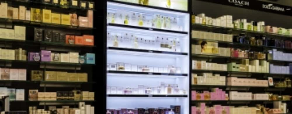 Doi tineri din Ploiești au vrut să fure parfumuri scumpe de Dragobete, dar s-au ales cu dosar penal