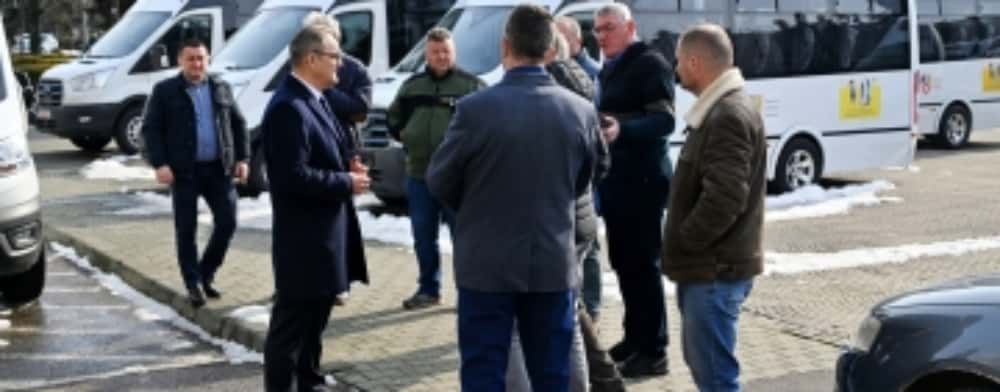 Proiect Consiliul Județean/ Alte 17 microbuze electrice destinate transportului elevilor ajung în localitățile prahovene