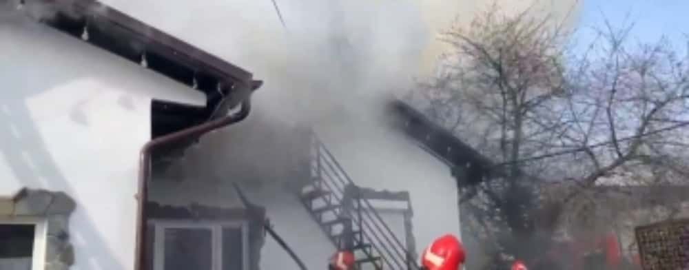 Incendiu în satul Marginea Pădurii, din Jugureni. Pompierii au reușit să împiedice extinderea flăcărilor