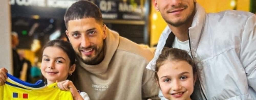 Surorile din Filipeștii de Pădure care au impresionat juriul de la ”Românii au talent” s-au întâlnit cu fotbaliștii de la Petrolul