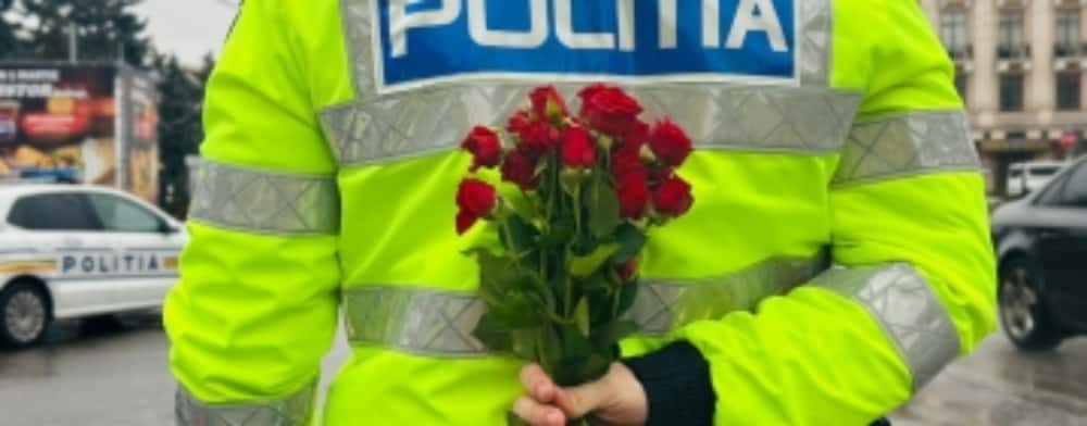 Polițiștii prahoveni de la Rutieră au oferit flori și mărțișoare șoferițelor oprite în trafic, de 1 Martie