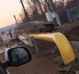 UPDATE/ Accident în Coțofenești. Un autoturism s-a oprit într-o conductă de gaze, neracordată la sistemul național