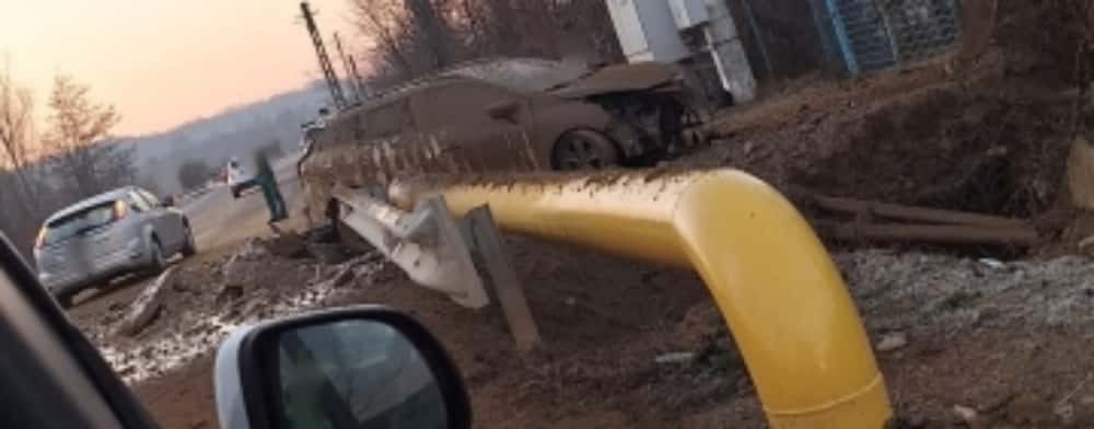 UPDATE/ Accident în Coțofenești. Un autoturism s-a oprit într-o conductă de gaze, neracordată la sistemul național