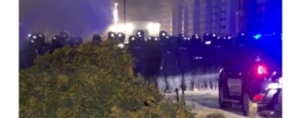 Violențe între jandarmi și protestatari în Centrul Vechi al Capitalei, lângă sediul Biroului Electoral Central