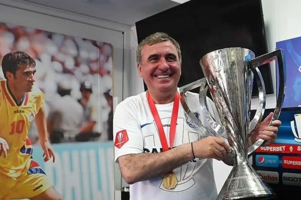 Bolojan îl decorează pe Gică Hagi cu „Steaua României” în grad de Cavaler