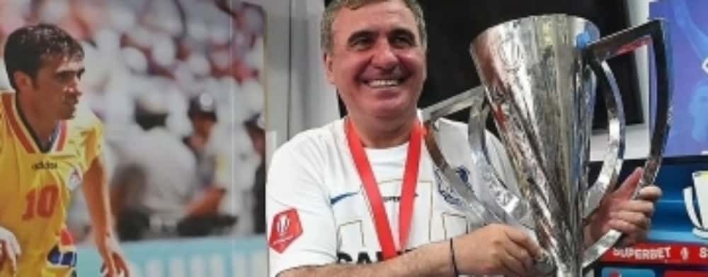 Bolojan îl decorează pe Gică Hagi cu „Steaua României” în grad de Cavaler