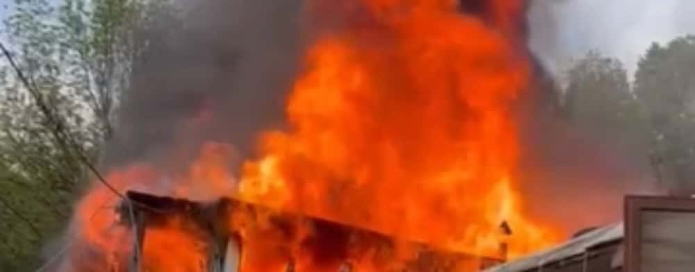 O casă din Provița de Jos a fost mistuită de flăcări. Pompierii au reușit să împiedice extinderea flăcărilor