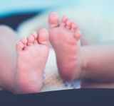 Nou-născut, salvat de la moarte de medici. Fusese aruncat în toaleta din curte chiar de către mamă!