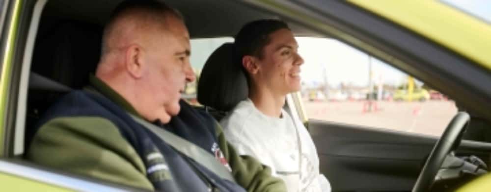 Titi Aur și David Popovici vă invită la cursuri de conducere defensivă, la un centru comercial de lângă Ploiești