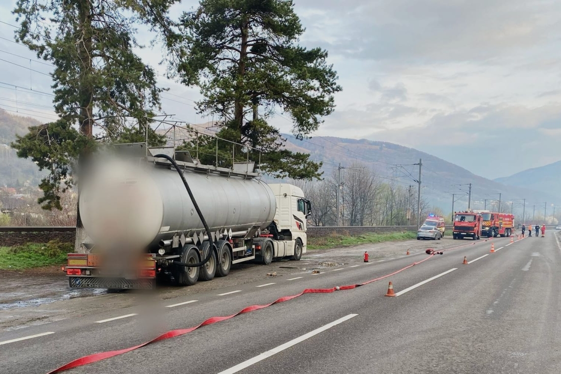 Pericol extrem pe DN1! Scurgerile de acid sulfuric dintr-o cisternă, la Comarnic, au impus evacuarea populației