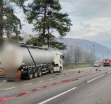 Pericol extrem pe DN1! Scurgerile de acid sulfuric dintr-o cisternă, la Comarnic, au impus evacuarea populației