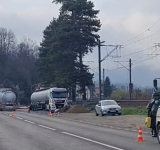 UPDATE/ La Comarnic a început transvazarea acidului sulfuric într-o altă cisternă. Prefectul Drăgănescu se află la fața locului