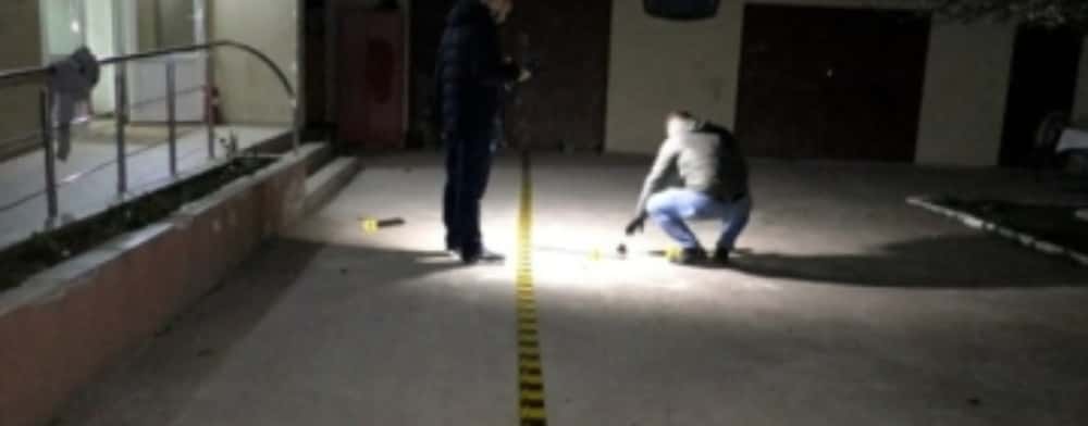 11 tineri au dat buzna într-un centru social din Mehedinți, în miezul nopții. Un adolescent a fost înjunghiat