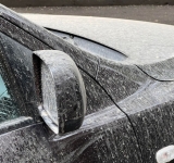 Locuitorii din Țânțăreni reclamă mirosul înțepător și praful depus pe autoturisme și pe case