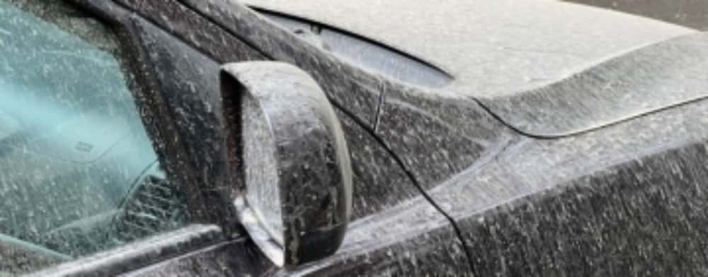 Locuitorii din Țânțăreni reclamă mirosul înțepător și praful depus pe autoturisme și pe case