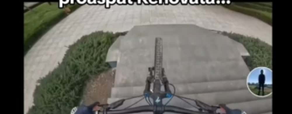 Bicicliștii - călare pe scările statuii lui Mihai Viteazul, abia refăcute! Avem Poliție Locală?