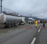 Proprietarul cisternei din care s-a scurs acid sulfuric pe DN1, la Comarnic, amendat de Garda de Mediu