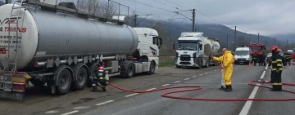 Proprietarul cisternei din care s-a scurs acid sulfuric pe DN1, la Comarnic, amendat de Garda de Mediu