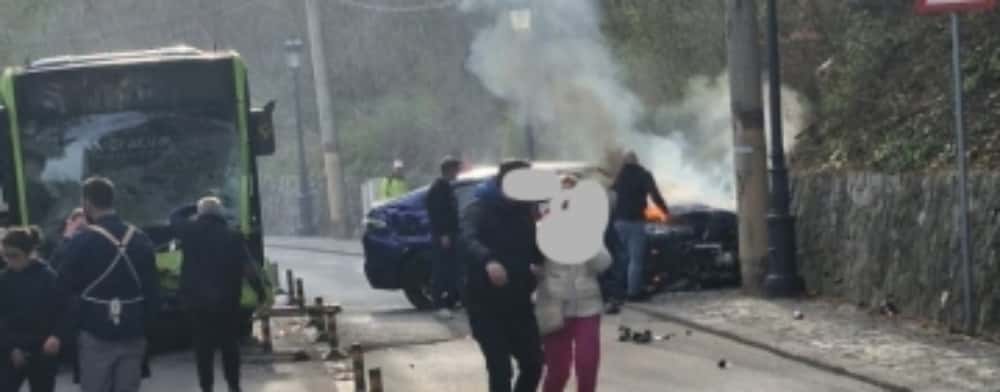 Coliziune între un autoturism și un autobuz, în apropierea Mănăstirii Sinaia. O mașină a fost cuprinsă de flăcări